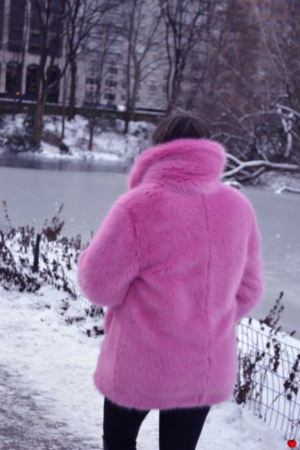 7-premieres-neiges-new-york-manteau-rose-fourrure-pomme