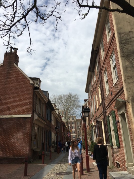 3 -Philadelphia_tourists_Elfreths_Alley