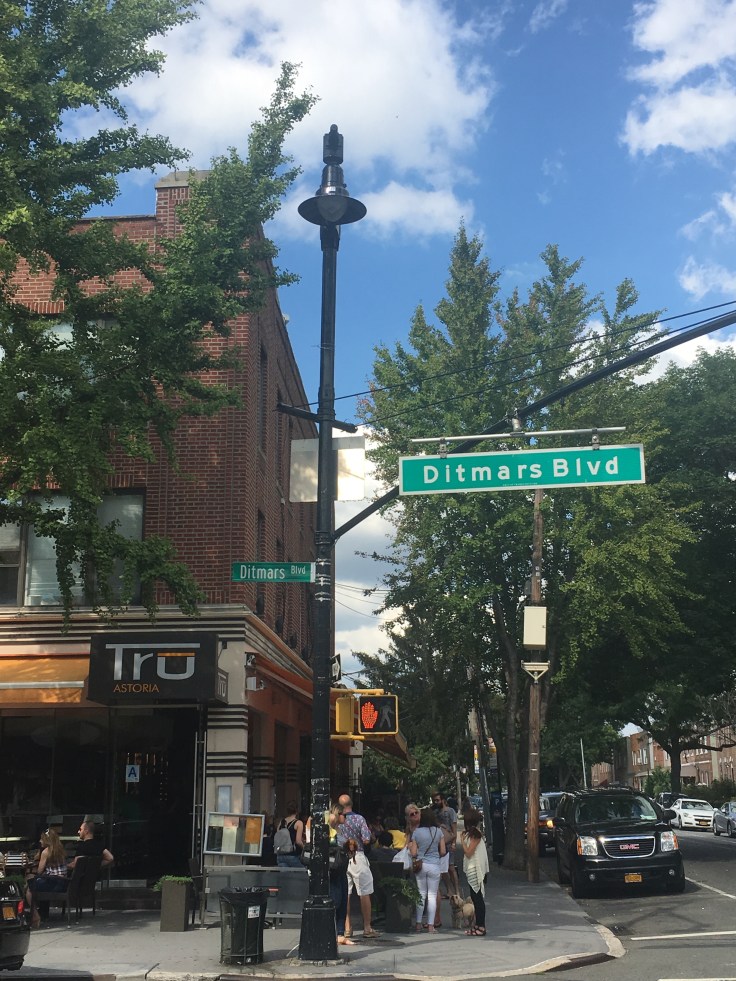 balade-astoria-ditmars-boulevard-croisement
