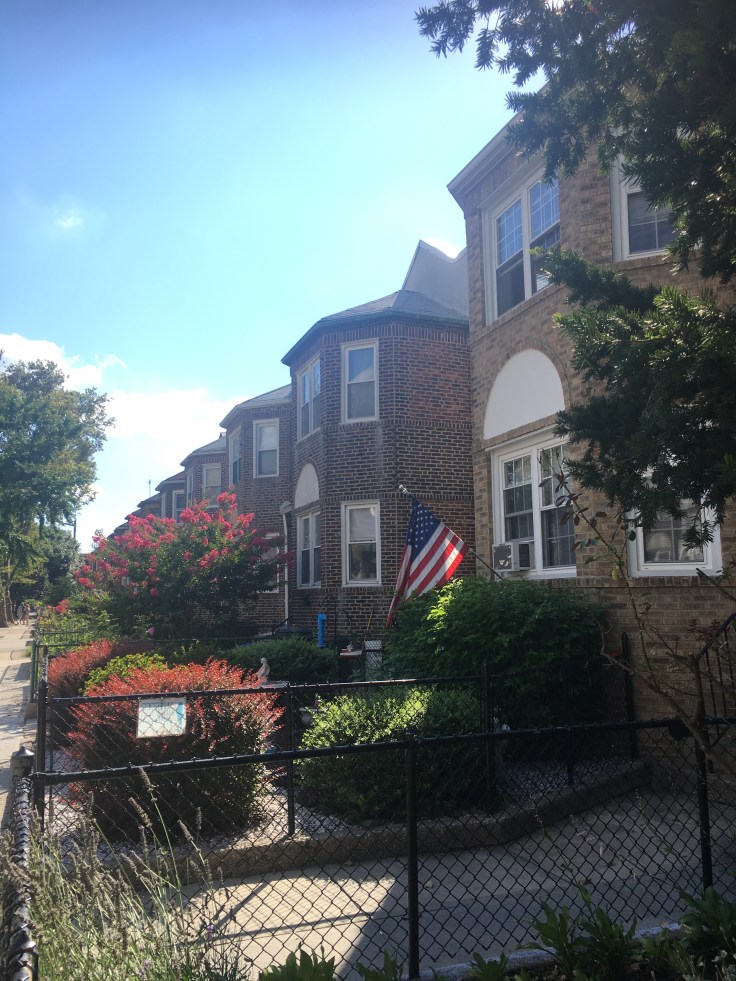 balade-astoria-ditmars-jardin-drapeau